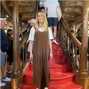 Insegnante privata laureata in Linguistica Moderna appassionata di Medioevo, filologia italiana e geografia